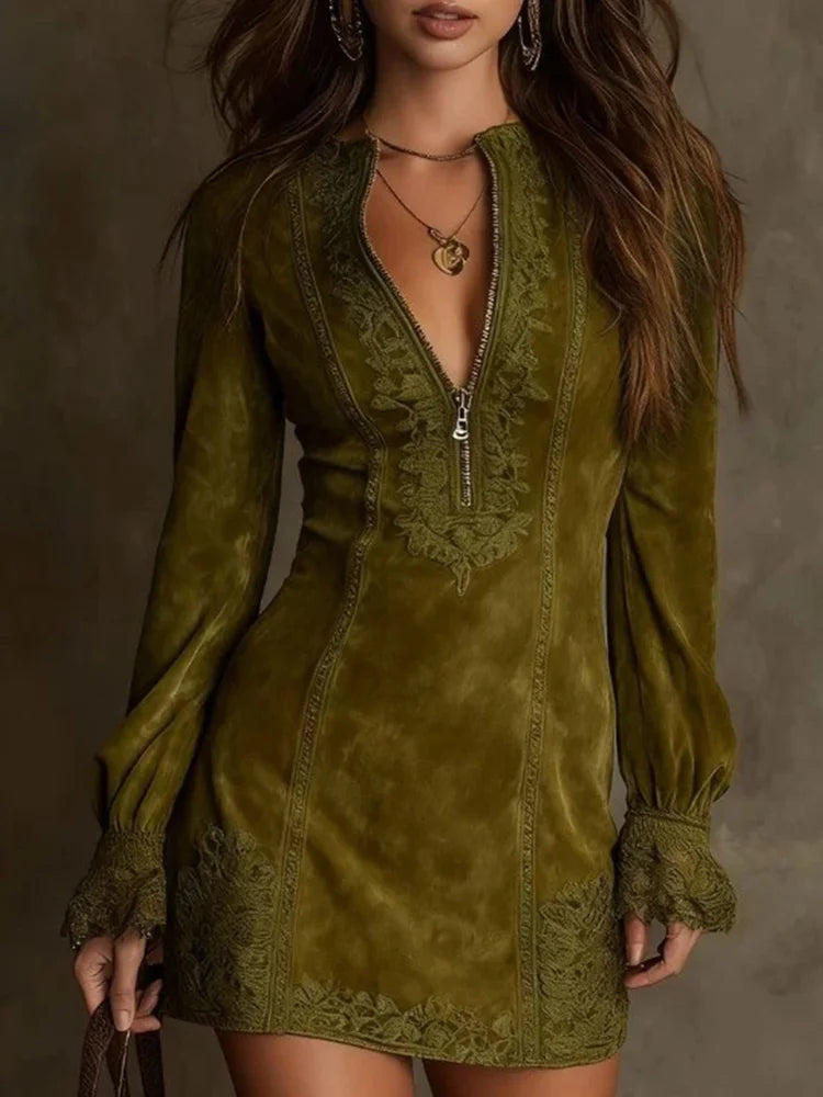 Kurzes Wildlederkleid mit Spitze